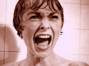 Scena tratta da Psycho (1960), celeberrimo esempio di tensione indotta nello spettatore