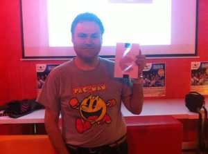Fabio D'Anna con una copia di PAC- MAN - Da Videogioco a Icona Culturale