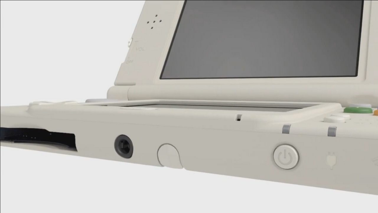 Questo è uno dei dettagli più interessanti del New Nintendo 3DS: sulla parte inferiore della console troviamo infatti lo slot per le cartucce di gioco (non più in alto), lo slot per il pennino (non più di lato), il jack audio per le cuffie e il pulsante di accensione.