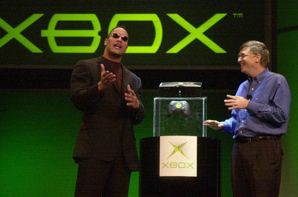 Bill Gates e The Rock per presentare nel 2001 la prima Xbox!